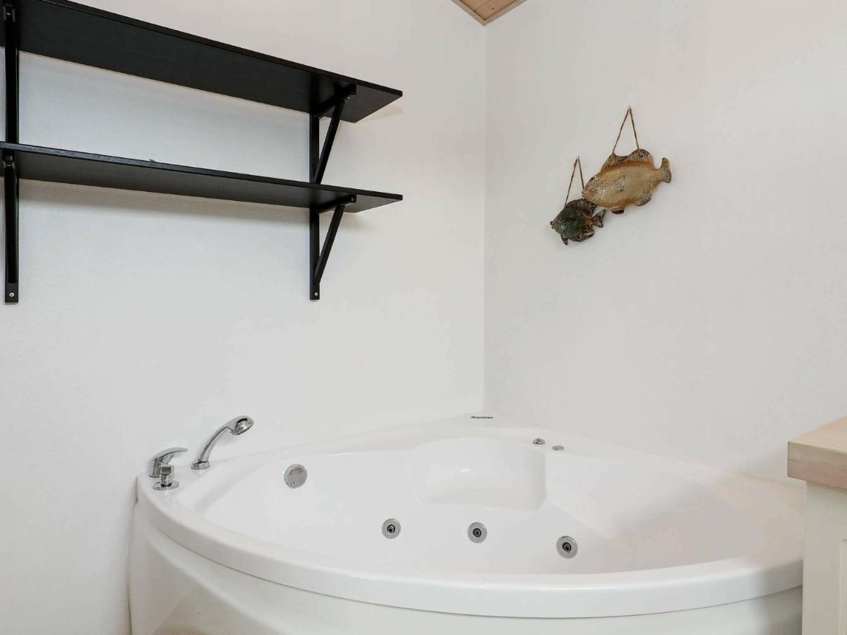 8 Person Holiday Home In Hals Eksteriør billede